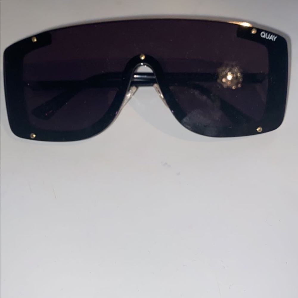Quay almost new sunglasses